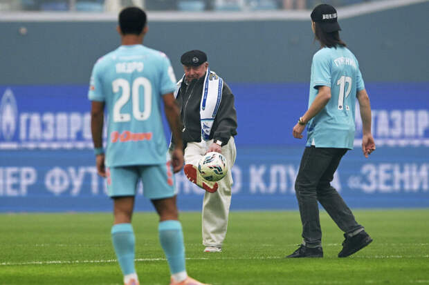 Фигурист Гуменник нанес удар по мячу перед матчем РПЛ между "Зенитом" и "Спартаком"