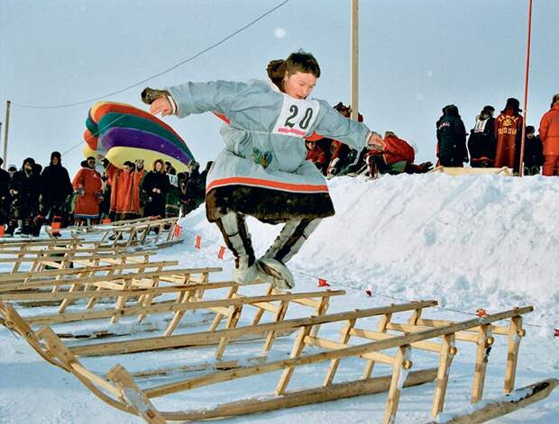 Снеговики-гиганты, меховые лыжи и нарты: чем удивляют зимние забавы в России