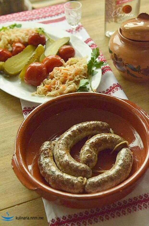 Украинская кухня. Колбаса жареная крестьянская в глечиках