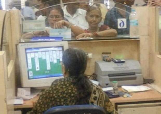 Играет в пасьянс на работе