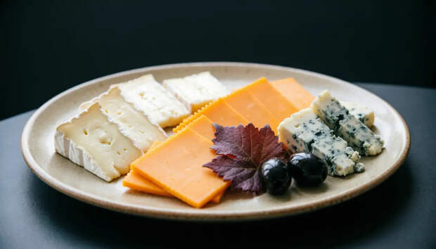 Сыр под запретом: врач-гастроэнтеролог раскрыла, кому противопоказан сыр