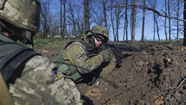 Украинские военные неподалеку от границы с Донецкой областью. Архивное фото