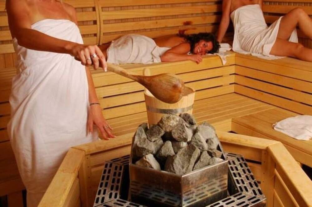 Люди в бане. Можно в сауну с температурой. Сухая сауна. Температура и влажность в русской бане и финской бане. В баню при геморрое.
