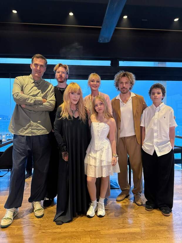 Алла Пугачёва собрала на Кипре всю семью в честь 77-летия: фото