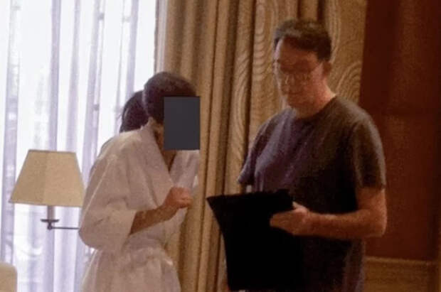 На скандальном фото с Мандельсоном в трусах оказалась экс-модель из России