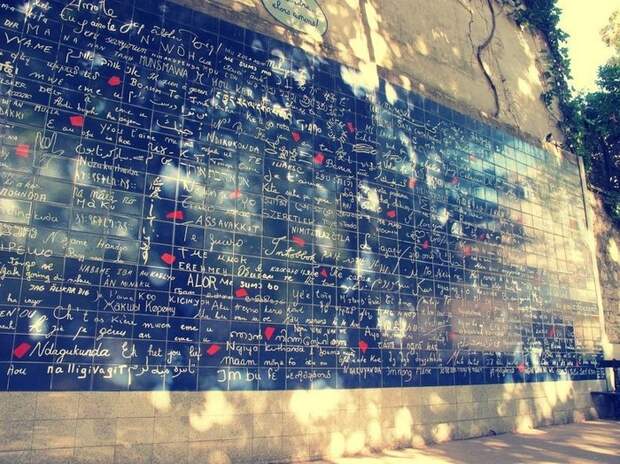 Грифельная стена с любовными признаниями на разных языках.