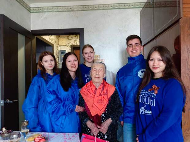 Волонтеры Победы поздравили с 95-летием ветерана Великой Отечественной войны Нину Флеганову
