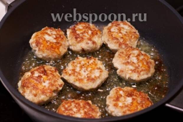 Жарить на среднем огне с двух сторон до румяной корочки.
