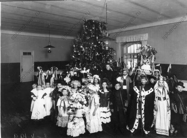 1913. Группа детей в маскарадных костюмах 1913. Группа детей в маскарадных костюмах