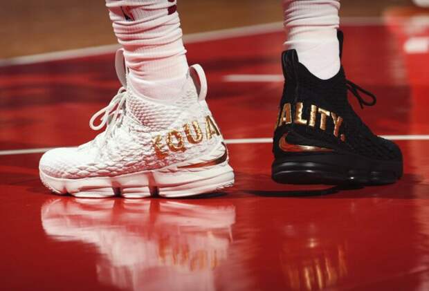 Леброн Джеймс и кроссовки Equality. \ Фото: basket.com.ua. Леброн Джеймс и кроссовки Equality. \ Фото: basket.com.ua.