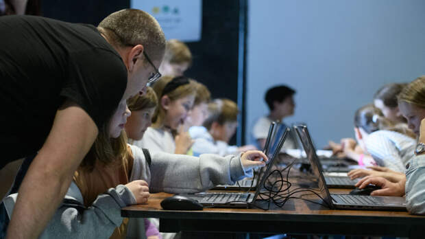 Кравцов: Минпросвещения попросило Минцифры внести учебные порталы в белый список