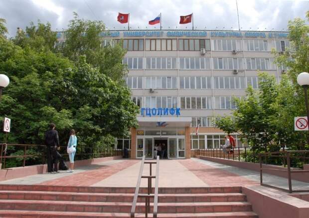 центральный вход в университет. Фото: газета "Восточный округ" alt
