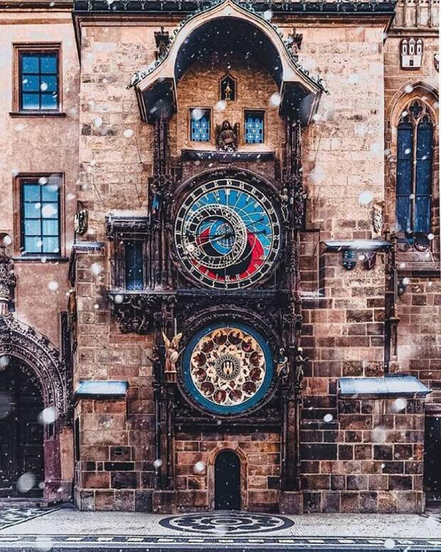 Пражские астрономические часы, установленные в 1410 году, являются третьими по возрасту астрономическими часами в мире и самыми старыми часами, которые все еще работают.