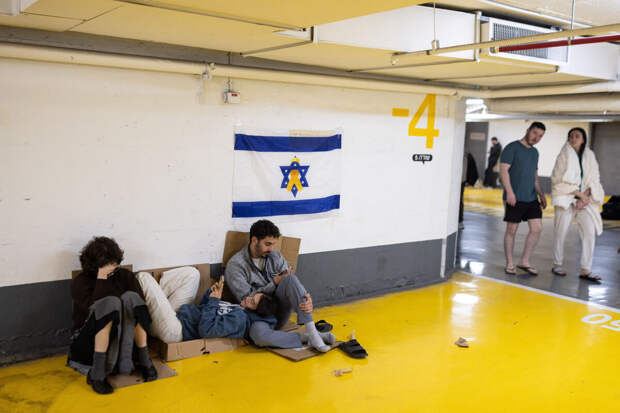 Сирены звучат в центральной части Израиля, в районе Тель-Авива прогремели взрывы