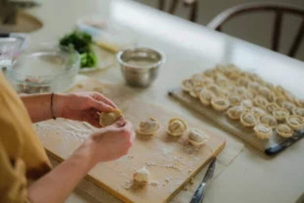 Неожиданный секрет. Зачем замачивать пельмени в холодной воде перед варкой