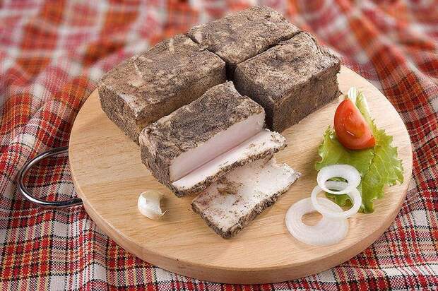 «Взрослые закусывают этим водку — так вкуснее»: иностранцы о русской кухне