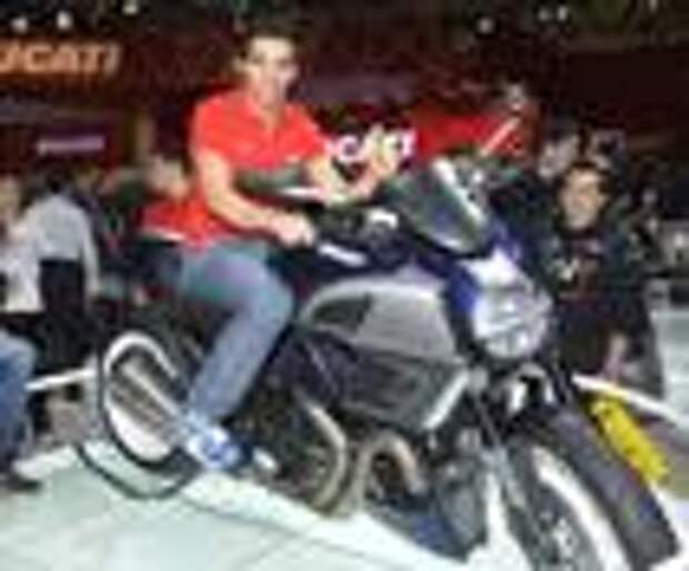 Довизиозо, Бадовини и Фогарти на стенде Ducati на EICMA 2012