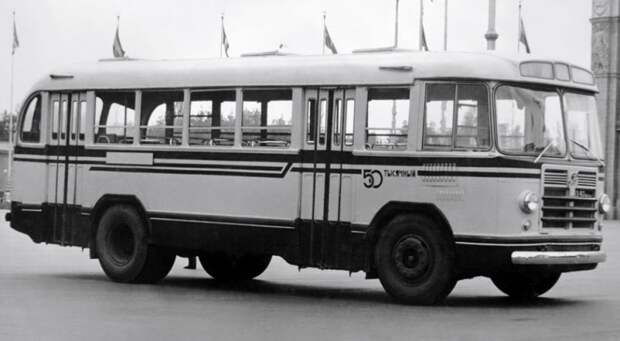 На фото: ЗИЛ-158В ЛиАЗ 677, автобуз, лиаз