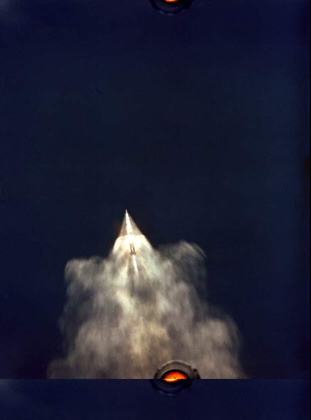1969. «Аполлон-11». Снимок с борта самолета ВВС США EC-135 на высоте 40 000 футов. Запечатлен подъем ракеты Сатурн В. в верхних слоях атмосферы Земли через 2 минуты 40 секунд полета. 16 июля