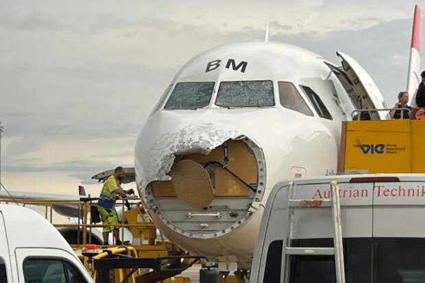 Пассажирский самолет попал под грозу с градом и частично лишился носа