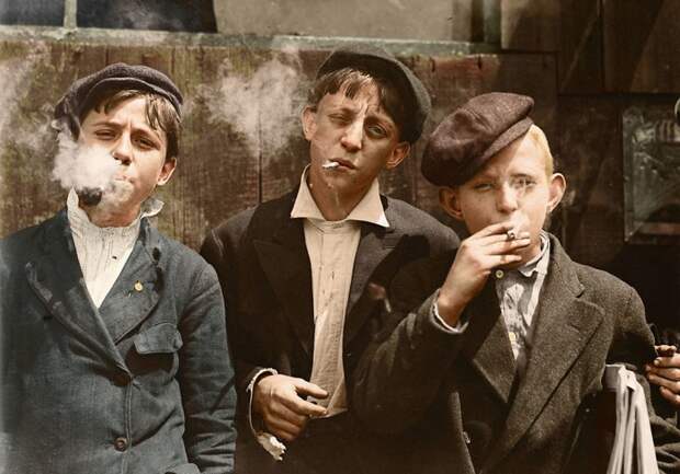 Раймонд Клоуз (в центре), 13-летний газетчик из Сент-Луиса, штат Миссури. 1910 г. дети, дети за работой, детский труд, история, работа, сша, фотографии, фотосвидетельства