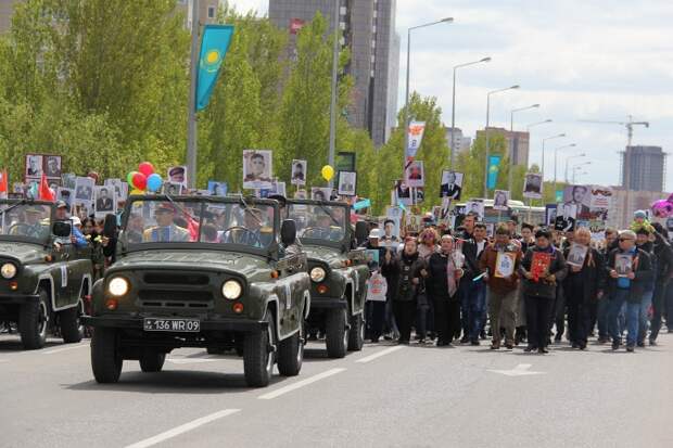 Участники акции памяти "Бессмертный полк" в День Победы, Астана, 9 мая