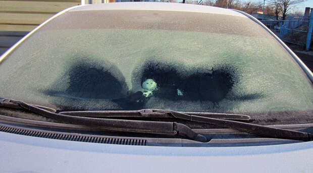 Одна из самых распространённых "зимних" проблем автомобилистов в наших климатических условиях – обледенение лобового стекла.