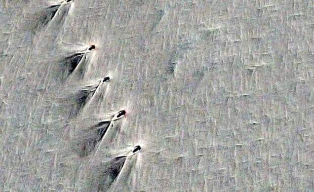 На картах Google Earth в Антарктиде нашли ряд странных идентичных объектов (6 фото) На картах Google Earth в Антарктиде нашли ряд странных идентичных объектов (6 фото)