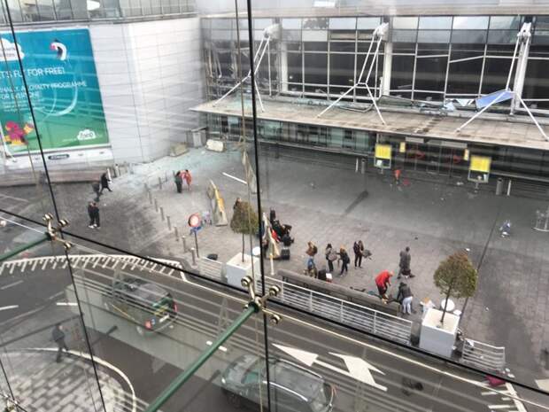 Теракты в Брюсселе: мощные взрывы прогремели в аэропорту и метро Теракты в Брюсселе: мощные взрывы прогремели в аэропорту и метро аэропорт, брюссель, взрыв, метро, теракт