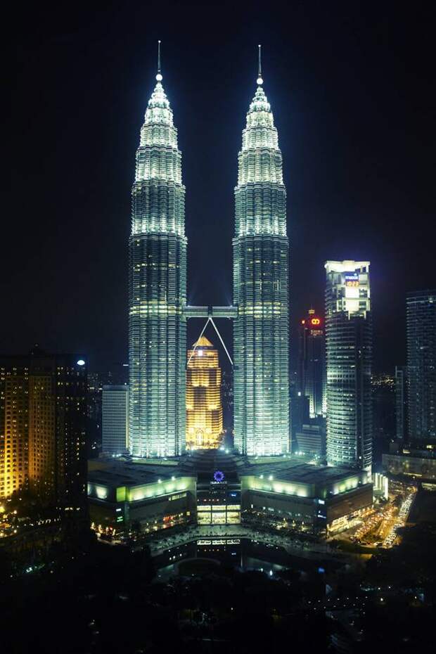 4. Petronas Towers, также разработаны архитектором Сезара Пелли, строительство было завершено в 1998 году. Две 88-этажных башни в Малайзии. Этажи башни имеют форму восьмиконечной звезды, мост соединяет здания на высоте 42-го этажа.