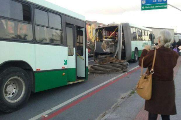 Пассажирский автобус разорвало на две части во время поездки (2 фото)