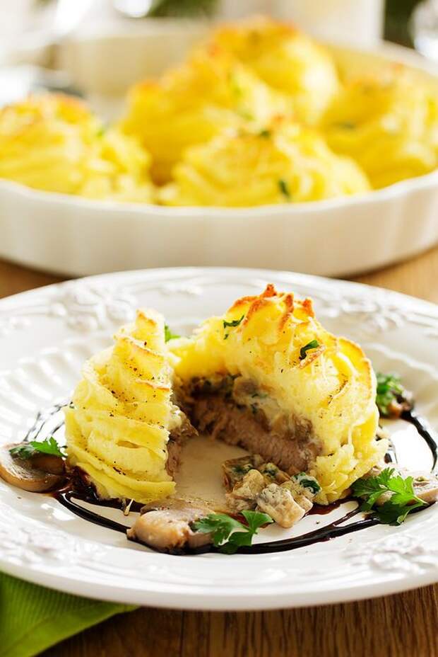 Свиное филе с грибами под картофельными "розами"