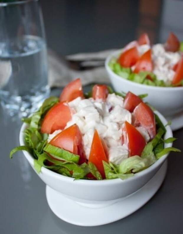 Салат с курицей и помидорами