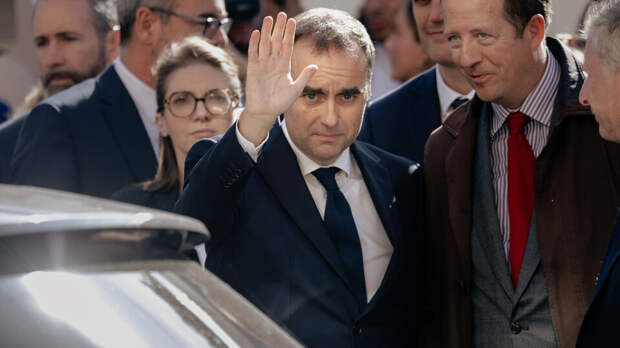 Нацсобрание Франции отклонило за вечер два вотума недоверия кабмину Лекорню