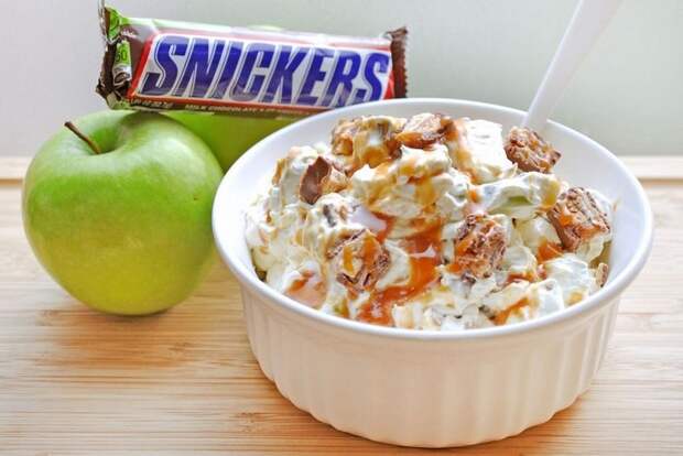 Необычный салат из батончиков Snickers – новый хит интернета 