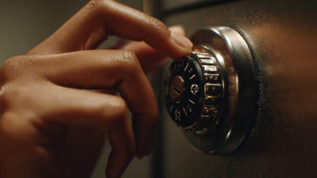 Мужчина купил старый сейф за 500 долларов и нашел в нем миллионы