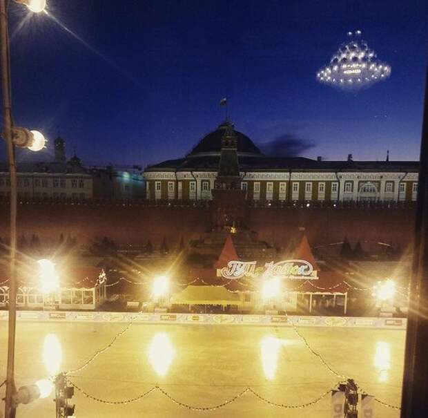 Ничего необычного, просто летающая тарелка в самом центре Москвы  отражение, прикол, юмор