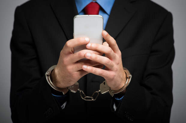 Даже если вас задержали, забрать ваш личный мобильный телефон можно только по решению суда. Фото: Photoxpress