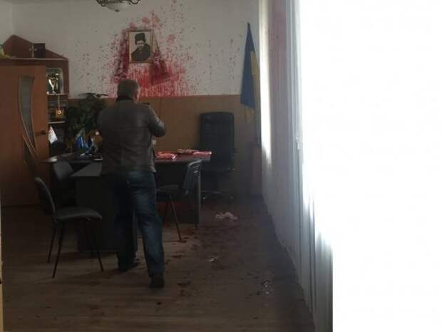Лихие 90-е возвращаются: «патриоты» Украины начали активничать – вывезли депутата в лес и избили, другого – облили кровью