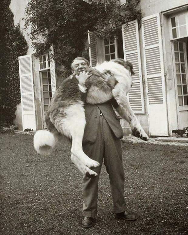 Пабло Пикассо и его собака Боб, Буажелу, Франция, 1932 год