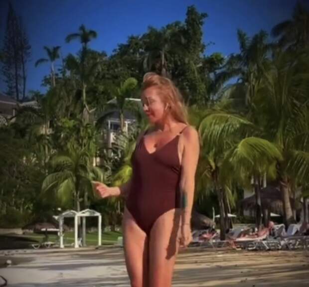 Певица Алена Апина показала фигуру в купальнике