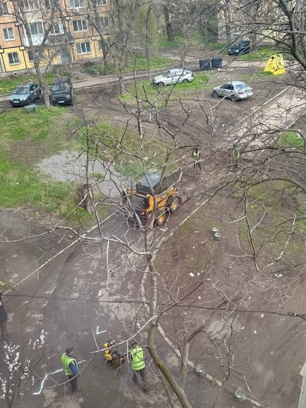 В Ворошиловском районе, коммунальщики делают дорогу во двора