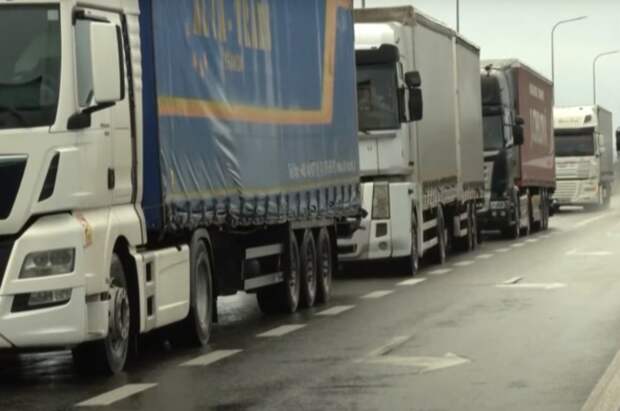 Очередь из 280 грузовиков образовалась на границе России и Казахстана