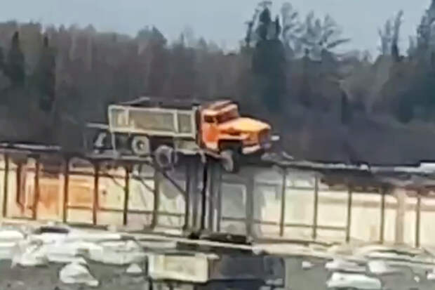 В Бурятии «Урал» повис на аварийном мосту