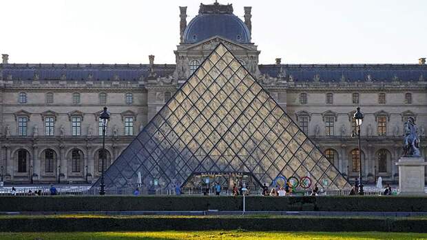 Макрон пообещал вернуть пропавшие из Лувра драгоценности