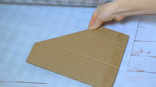 Применила упаковочную бумагу и старый гофрированный картон. чтобы сделать функциональные органайзеры для дома.