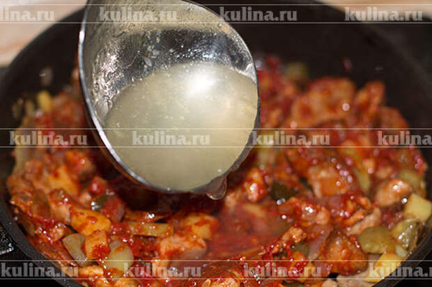 Мясо в хлебе Влить бульон.
