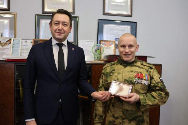 В Новомосковске туляку Александру Макарову вручили медаль «За храбрость»