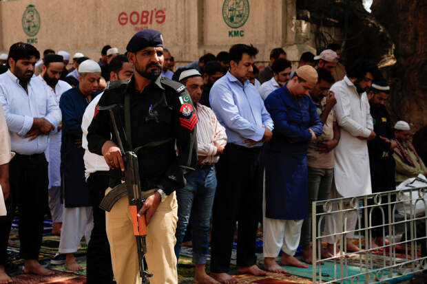 Протестующие атаковали консульство США в Пакистане