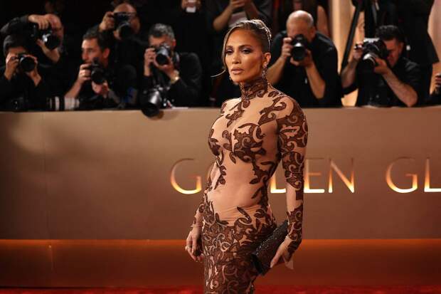 56-летняя Дженнифер Лопес появилась на премии в прозрачном платье
